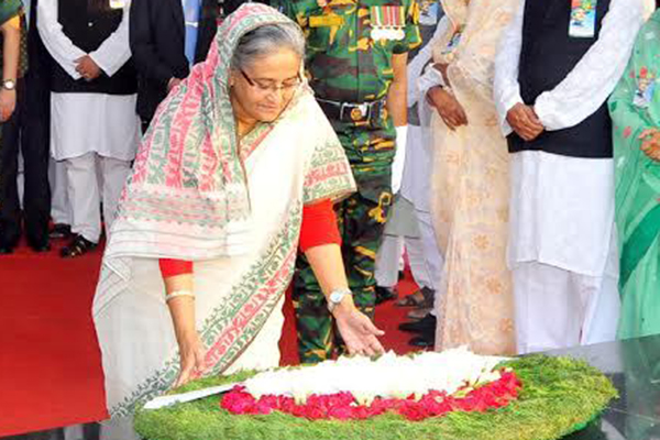 স্বদেশ প্রত্যাবর্তন দিবসে বঙ্গবন্ধুর প্রতিকৃতিতে প্রধানমন্ত্রীর শ্রদ্ধা