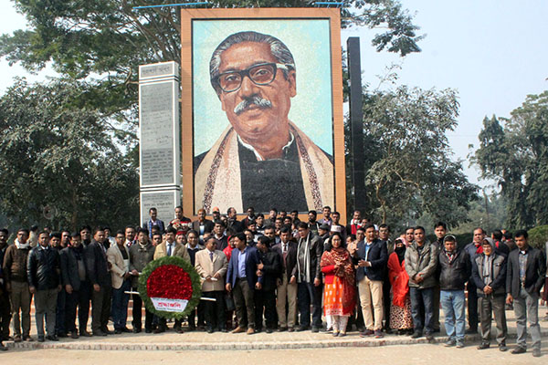 
ইবিতে বঙ্গবন্ধুর ম্যুরাল 'মৃত্যুঞ্জয়ী মুজিব'- এ শ্রদ্ধা নিবেদন
