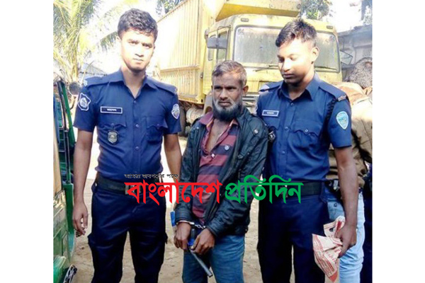 টেকনাফে অস্ত্রসহ যুবক আটক, পরস্পর বিরোধী বক্তব্য