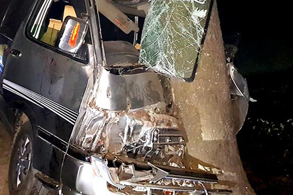 কুমিল্লায় মাইক্রোবাস নিয়ন্ত্রণ হারিয়ে যুবক নিহত

