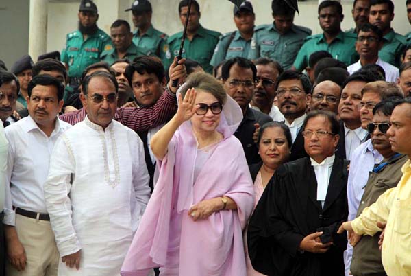 আদালতে খালেদা জিয়া