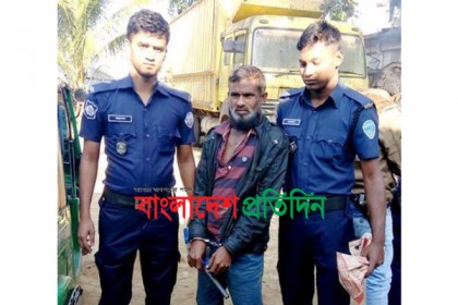 টেকনাফে অস্ত্রসহ যুবক আটক, পরস্পর বিরোধী বক্তব্য