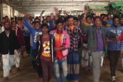 বকেয়া মজুরির দাবিতে জাতীয় জুট মিলের শ্রমিকদের কর্মবিরতি