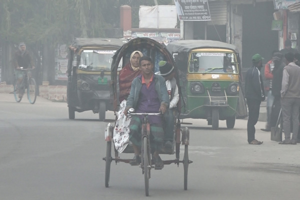 বরিশালে ঘন কুয়াশায় বিপর্যস্ত জনজীবন 

