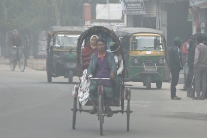 বরিশালে ঘন কুয়াশায় বিপর্যস্ত জনজীবন 

