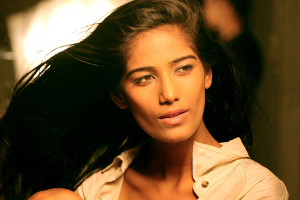 ভারতীয় ক্রিকেটারের জন্মদিনে 'টপলেস' হলেন পুনম পান্ডে