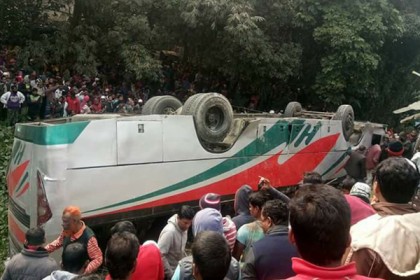 মাদারীপুরে বাস খাদে পরে নিহত ১, আহত ১২
