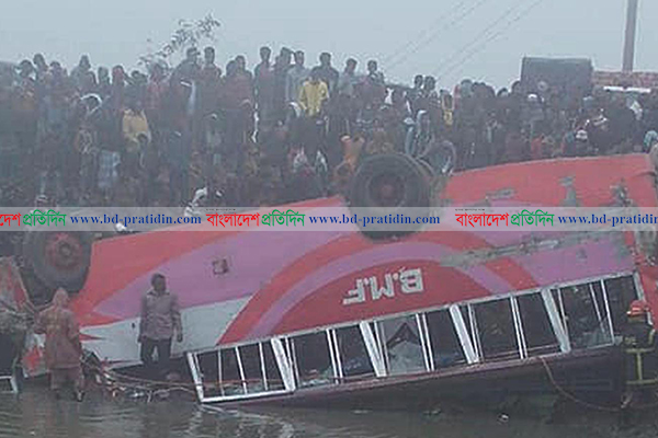 মাদারীপুরে পৃথক সড়ক দুর্ঘটনায় আহত ৪৫