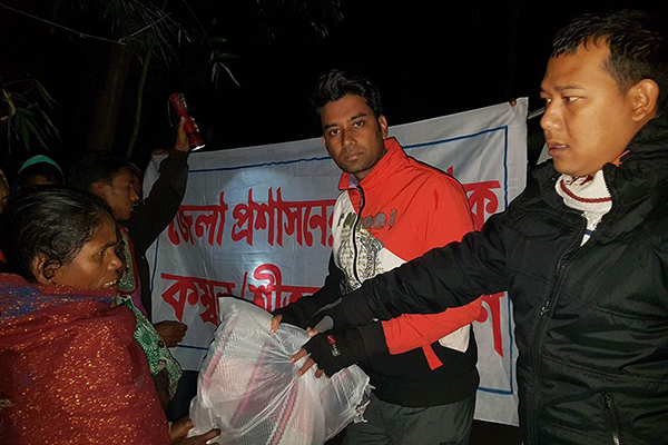 গভীর রাতে শীতার্তদের বাড়িতে গিয়ে কম্বল বিতরণ