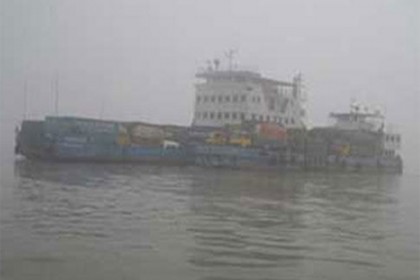 ঘন কুয়াশায় ফেরি চলাচল বন্ধ থাকায় যাত্রীদের ভোগান্তি