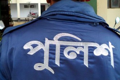 সীতাকুণ্ডে পুলিশকে গণপিটুনী