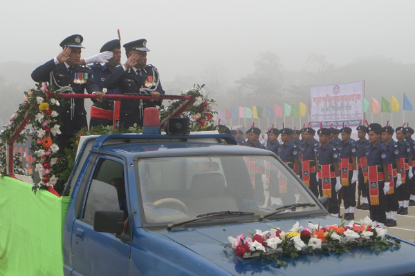 টাঙ্গাইলে পুলিশের ৪৮তম ব্যাচের সমাপনী কুচকাওয়াজ সম্পন্ন