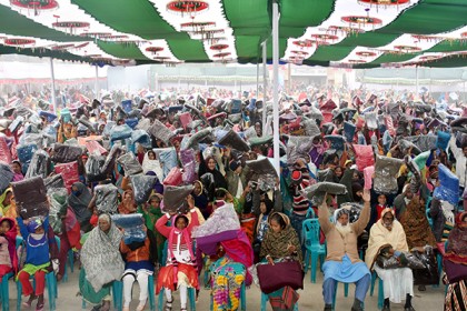মেহেরপুরে দুস্থদের মাঝে ৪ হাজার কম্বল বিতরণ