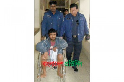 ট্রেন থেকে পড়ে আহত যুবকের চিকিৎসার ভার নিল পুলিশ