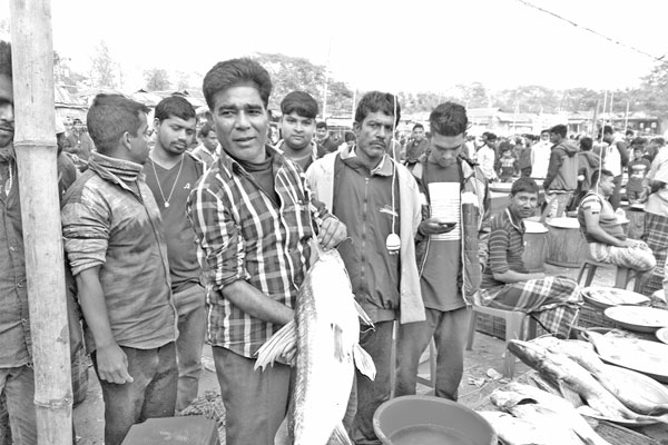 পইলের মাছের মেলায় জনস্রোত