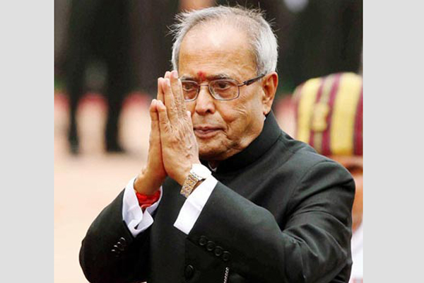ধানমণ্ডিতে বঙ্গবন্ধুর প্রতিকৃতিতে প্রণব মুখার্জীর শ্রদ্ধা