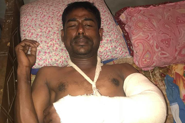 বাড়ি দখলের জন্য রাজমিস্ত্রীর পায়ের রগ কেটে দিয়েছে সন্ত্রাসীরা

