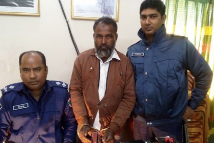 কলারোয়ায় স্বর্ণের বারসহ আটক ১