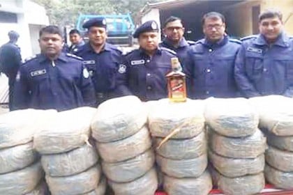 নওগাঁয় আড়াই মণ গাঁজাসহ গ্রেফতার ৮ 

