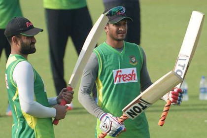 তামিম-সাকিবের ব্যাটে এগুচ্ছে বাংলাদেশ