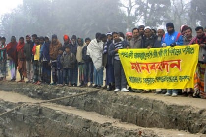 ফরিদপুরে পদ্মা নদীতে বাঁধ নির্মাণের দাবিতে মানববন্ধন


