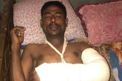 বাড়ি দখলের জন্য রাজমিস্ত্রীর পায়ের রগ কেটে দিয়েছে সন্ত্রাসীরা

