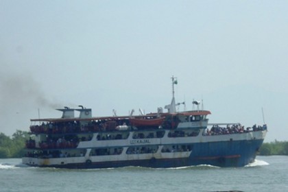 বঙ্গোপসাগরে ২৫০ পর্যটক নিয়ে জাহাজ বিকল