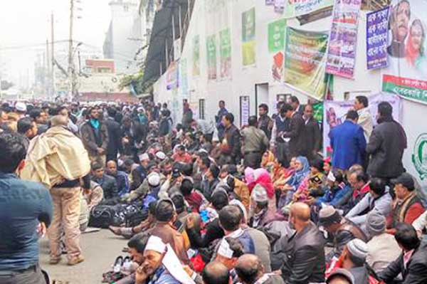 সরকারের আশ্বাসে অনশন স্থগিত করেছেন ইবতেদায়ির শিক্ষকরা