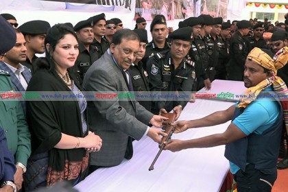 বরিশালে আরো ৩ দস্যু বাহিনীর আত্মসমর্পণ