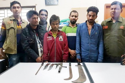 কুমিল্লায় ডাকাতির প্রস্তুতির সময় অস্ত্রসহ গ্রেফতার ৫

