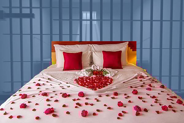 বিচারকের টাকায় হোটেলে রাত কাটালেন দম্পতি!