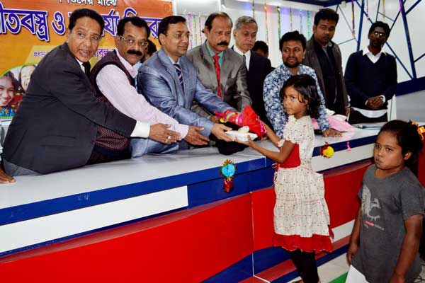 বরিশালে সুবিধা বঞ্চিত শিশুদের মাঝে শীতবস্ত্র বিতরণ