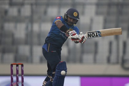 বিপদ কাটিয়ে এগিয়ে যাচ্ছে শ্রীলঙ্কা