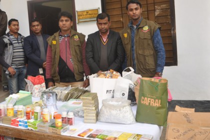 টাকার বিনিময়ে ব্যবস্থাপত্রে ভেজাল ওষুধ লেখেন চিকিৎসক!  
