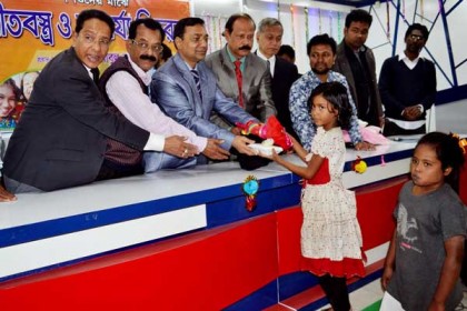 বরিশালে সুবিধা বঞ্চিত শিশুদের মাঝে শীতবস্ত্র বিতরণ