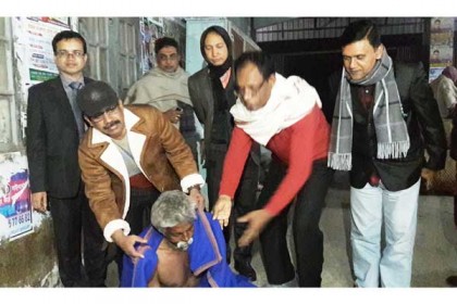 নোয়াখালীতে শীতার্তদের মাঝে জেলা প্রশাসনের কম্বল বিতরণ