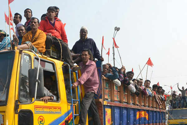লাল পতাকা হাতে পাটকল শ্রমিকদের বিক্ষোভ 