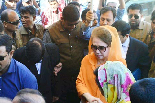 জামিনে থাকার পরও মায়ের মৃত্যুবার্ষিকীতে আদালতে খালেদা