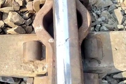 লাইনে ফাটল: দুর্ঘটনা থেকে বাঁচল কলকাতা-খুলনাসহ একাধিক ট্রেন