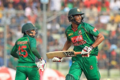 সাকিবের বিদায়, মুশফিক-মাহমুদউল্লাহর ব্যাটে এগুচ্ছে বাংলাদেশ