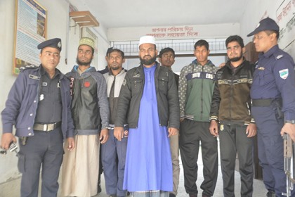 সাতক্ষীরায় জামায়াতের ১০ নেতাকর্মীসহ আটক, ককটেল উদ্ধার
