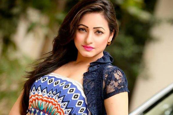 দেশে নয়, বিদেশে গাড়ি চালাবেন সুজানা