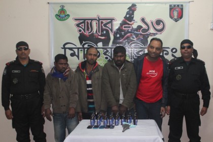 দিনাজপুরে ফেন্সিডিলসহ আটক ৪

