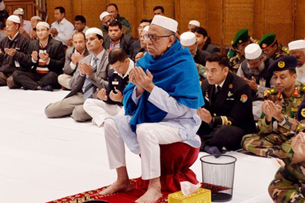 বঙ্গভবন থেকে মোনাজাতে অংশ নিয়েছেন রাষ্ট্রপতি