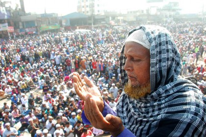 আখেরি মোনাজাতে মুসলিম উম্মার শান্তি কামনা