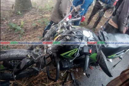 নওগাঁয় বাসচাপায় বিক্রয় প্রতিনিধি নিহত
