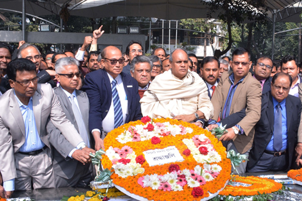বঙ্গবন্ধুর প্রতিকৃতিতে নব নির্বাচিত ঢাবি সিনেটরদের শ্রদ্ধাঞ্জলি