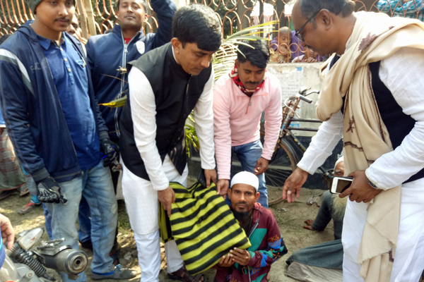 আশুলিয়ার শীতার্ত প্রতিবন্ধীদের পাশে যুবলীগের নেতা 
