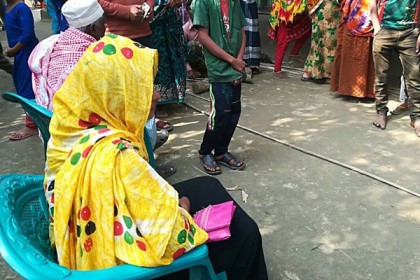 বিষের বোতল নিয়ে বিয়ের দাবিতে প্রেমিকের বাড়িতে কলেজছাত্রীর অনশন


