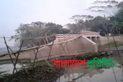 ব্রিজ নয়, যেন মরণ ফাঁদ
